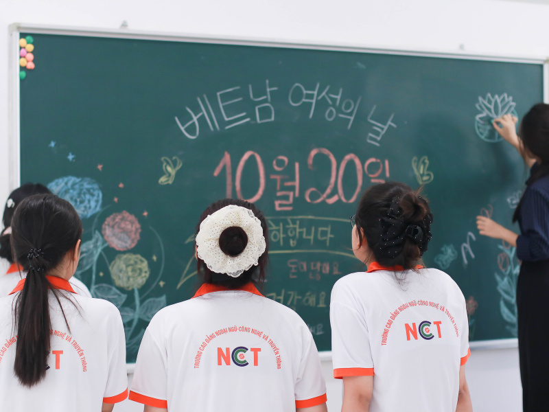 Sinh viên ngành Ngôn ngữ Hàn Quốc – NCT College lan tỏa yêu thương qua những tấm thiệp viết tay