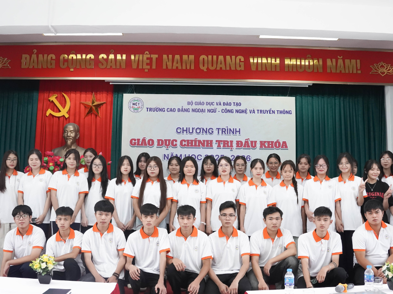 Trường Cao đẳng Ngoại ngữ – Công nghệ và Truyền thông tổ chức “Tuần sinh hoạt chính trị đầu khóa” cho tân sinh viên khóa K11