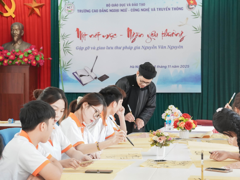 Sinh viên NCT tham gia cuộc thi thư pháp