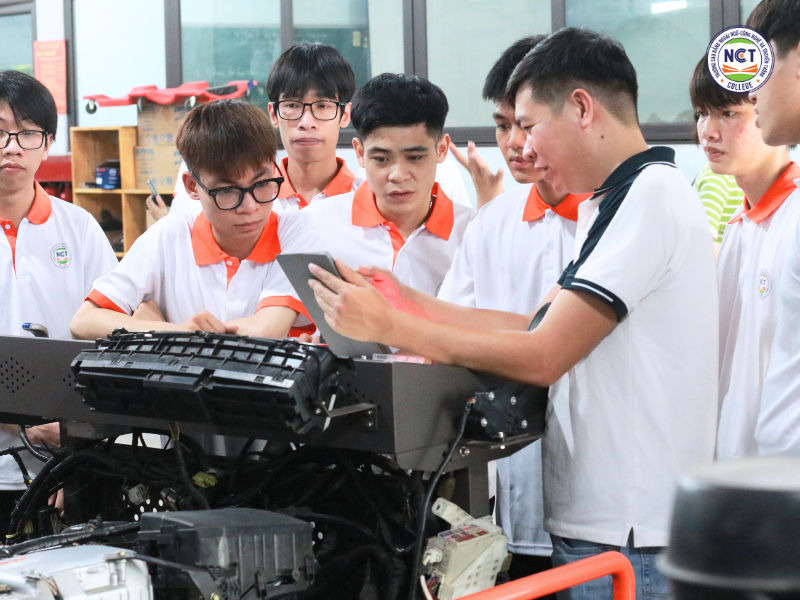 Ngành Công nghệ Ô tô là gì? Học gì và làm gì sau khi tốt nghiệp?