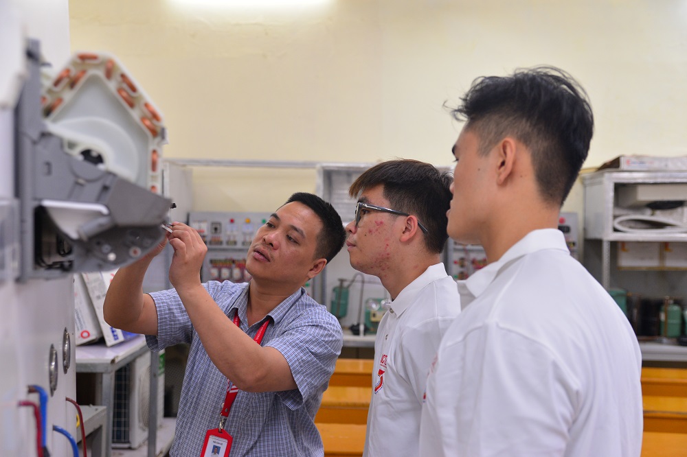 So sánh học nghề điện lạnh tại cao đẳng với học nghề tự do: Lựa chọn nào phù hợp với bạn trẻ sau THPT?