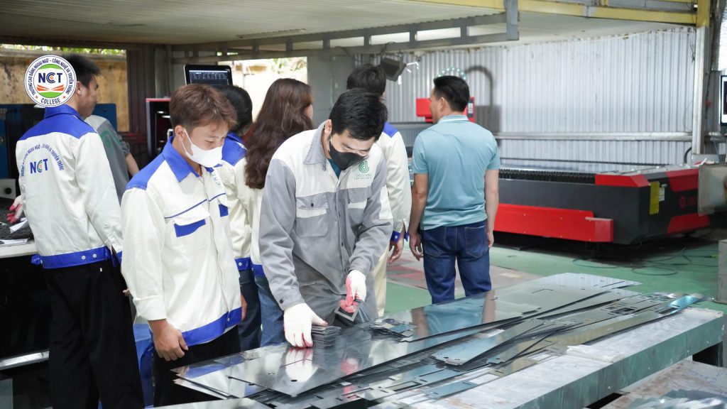 Sinh viên NCT trực tiếp trải nghiệm môi trường kỹ thuật